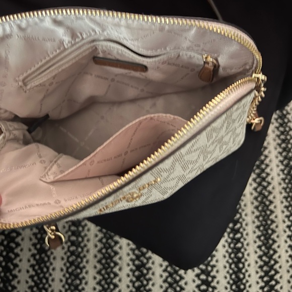 Michael kors purse - Picture 2 of 4